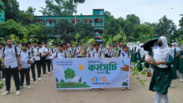 চাঁপাইনবাবগঞ্জে শিক্ষার্থীদের মাঝে ২০০০ গাছ বিতরণ করেছে ফুলকুঁড়ি আসর