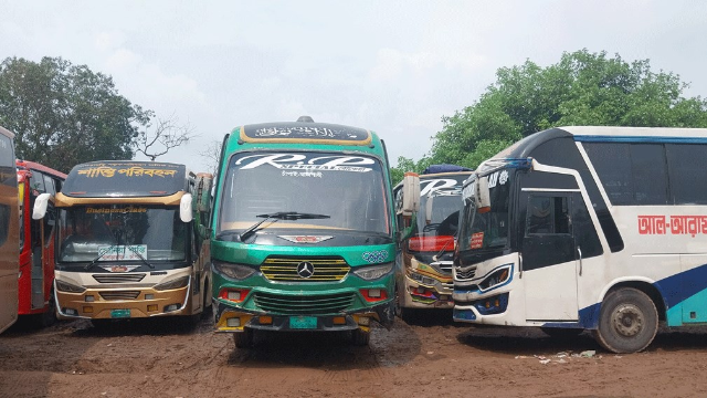 দু'পক্ষের চাঁদাবাজির জেরে চাঁপাইনবাবগঞ্জে সকল রুটে বাস চলাচল বন্ধ