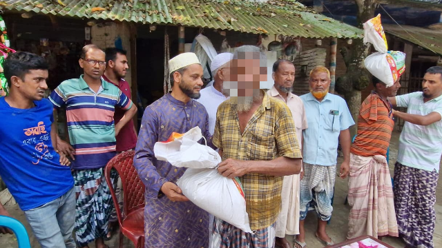 চাঁপাইনবাবগঞ্জে খালেদা জিয়ার রোগমুক্তি কামনায় খাদ্য ও নগদ অর্থ বিতরণ