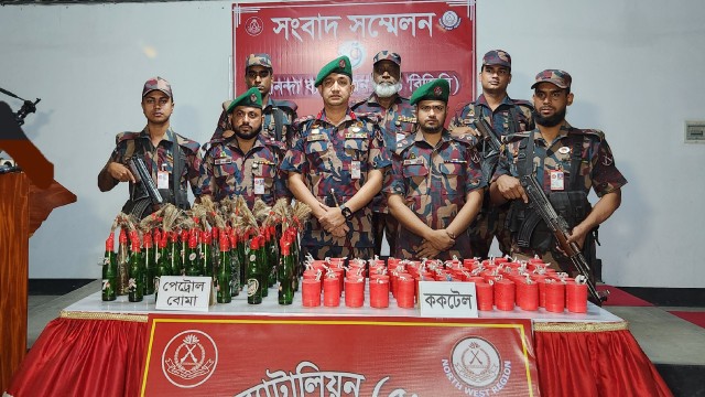 চাঁপাইনবাবগঞ্জ সীমান্তে ৯৯টি ককটেল ও ৪০টি পেট্রোল বোমা উদ্ধার