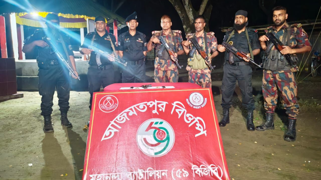 চাঁপাইনবাবগঞ্জ সীমান্তে ০৬ রাউন্ড গুলি ও দুটি ম্যাগজিনসহ বিদেশি পিস্তল উদ্বার