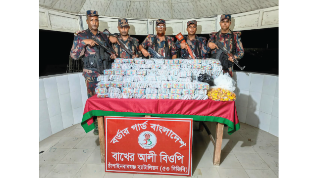 চাঁপাইনবাবগঞ্জ সীমান্তে বিজিবির পৃথক অভিযানে ভারতীয় পাতার বিড়ি, মদ ও মলম জব্দ