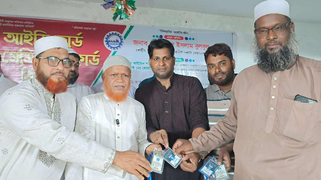 শ্রমিকদের স্বাস্থ্যসেবার লক্ষ্য শ্রমিক কল্যাণ ফেডারেশনের উদ্যোগে আইডি কার্ড বিতরণ