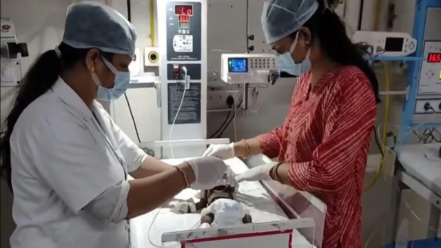 ভারতে জীবন্ত পুঁতে ফেলা কন্যাশিশু উদ্ধার, লড়ছে মৃত্যুর সঙ্গে