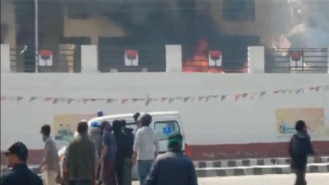 ভারতে বিজেপি কার্যালয়ের সামনে সহিংস বিক্ষোভ