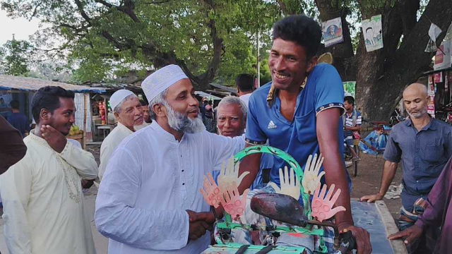 ভোলাহাটে জামায়াত মনোনীত এমপি প্রার্থী মিজানুর রহমানের গণসংযোগ
