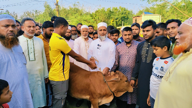 ভোলাহাটে অগ্নিকাণ্ডে ক্ষতিগ্রস্ত পরিবারের পাশে জামায়াত