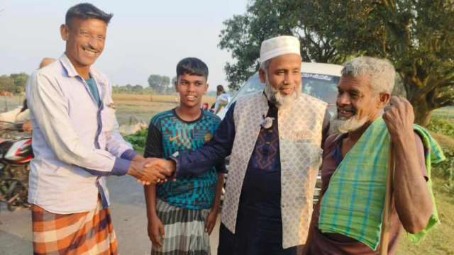 ভোলাহাটে জামায়াতের ভোট চেয়ে গণসংযোগ ও লিফলেট বিতরণ