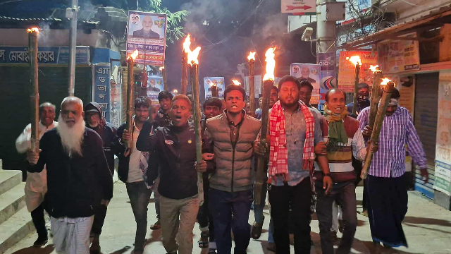 ২০১৮ সালে দলীয় সিদ্ধান্ত অমান্যকারী সাবেক এমপিকে ফের মনোনয়ন, বিএনপির নেতাকর্মীদের প্রতিবাদে মশাল মিছিল