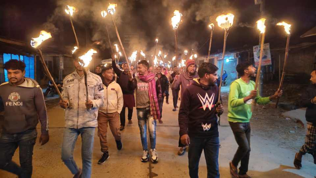 ভোলাহাটে বিএনপির প্রার্থী পরিবর্তনের দাবিতে মশাল মিছিল