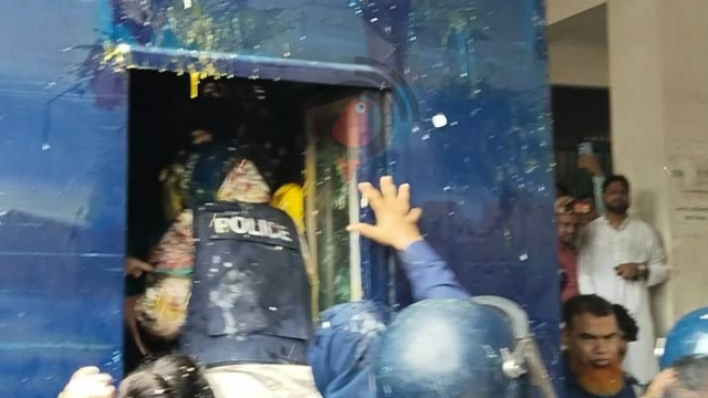 আদালত চত্বরে মমতাজের ওপর ডিম নিক্ষেপ