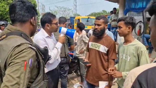 অ্যাপভিত্তিক তেল বিক্রি চাঁপাইনবাবগঞ্জে প্রথম দিনেই অনিয়ম, ২ গ্রাহকের শাস্তি