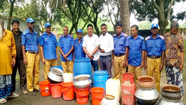 রহনপুর ইউনিয়ন পরিষদ চেয়ারম্যানের নেতৃত্বে বাখোরের গুলি ও চোলাই মদ তৈরির উপকরণ উদ্ধার