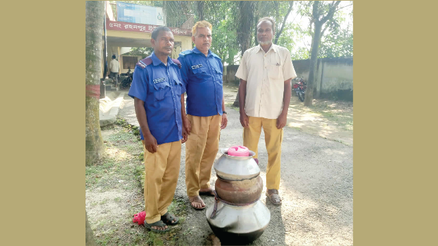 রহনপুর ইউনিয়ন পরিষদ চেয়ারম্যানের নেতৃত্বে চলছে ধারাবাহিকভাবে মাদক উদ্ধার