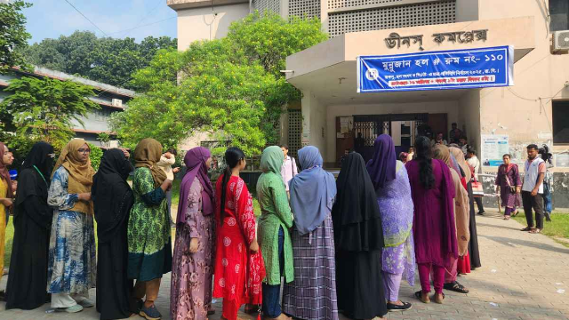 উৎসবমুখর পরিবেশে চলছে রাকসুর ভোটগ্রহণ