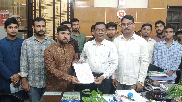 জুলাই বিপ্লবের স্পিরিটের আলোকে ক্যাম্পাস বিনির্মাণে রাজশাহী কলেজে ছাত্রশিবিরের স্মারকলিপি