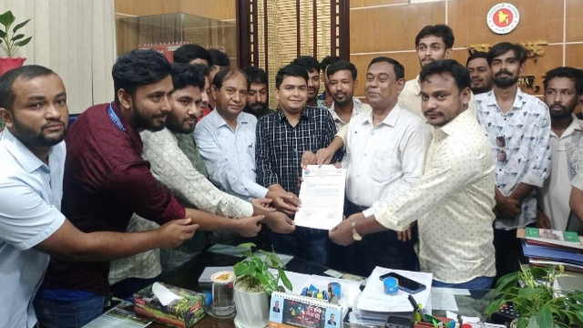 ছাত্রলীগ নেতাকর্মীদের বিরুদ্ধে আইনি ব্যবস্থা গ্রহণে রাজশাহী কলেজ ছাত্রদলের স্মারকলিপি প্রদান