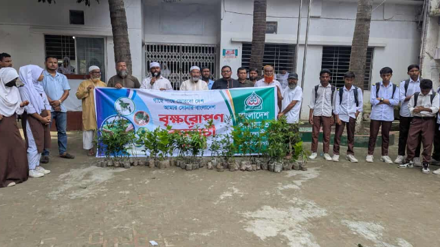 রাজশাহী মহানগর জামায়াতের উদ্যোগে স্কুল শিক্ষার্থীদের মাঝে চারা বিতরণ