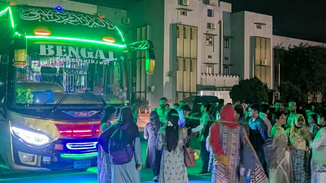 প্রশাসন ও রুয়ার সহযোগিতায় বিসিএস পরীক্ষার্থীদের জন্য রাবি থেকে ছেড়ে গেল ১৪টি বাস