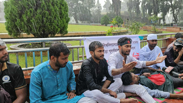 রাবিতে পোষ্য কোটা; ২০ ঘন্টা ধরে অনশনে শিক্ষার্থীরা, হাসপাতালে ২