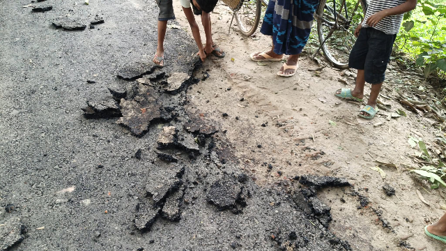শিশুদের হাতে উঠে আসছে পিচ ঢালাই: স্হানীয়দের প্রতিবাদে বন্ধ রাস্তার কাজ