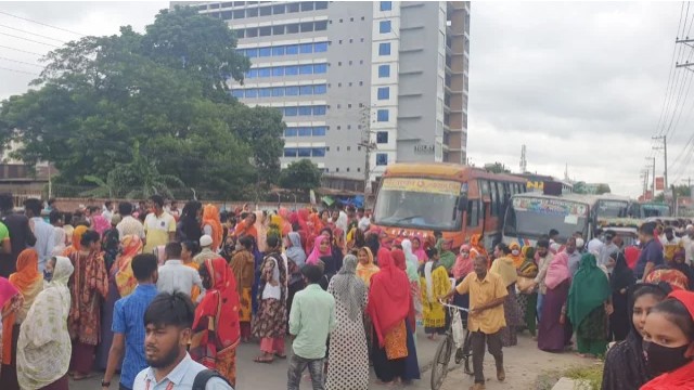গাজীপুরে শ্রমিকদের সড়ক অবরোধ