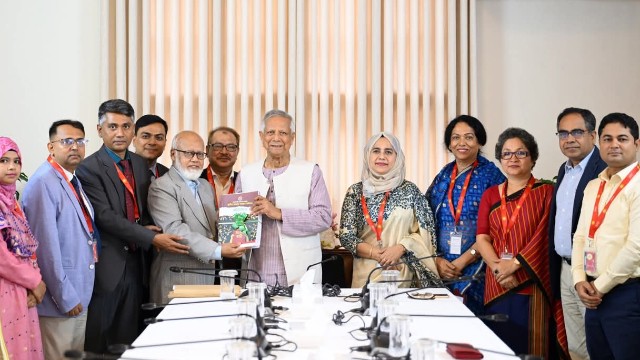 প্রধান উপদেষ্টার হাতে স্থানীয় সরকার সংস্কার কমিশনের চূড়ান্ত প্রতিবেদন হস্তান্তর
