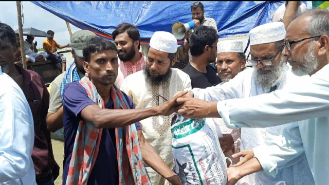 শিবগঞ্জের বন্যার্তদের পাশে ড. কেরামত আলী