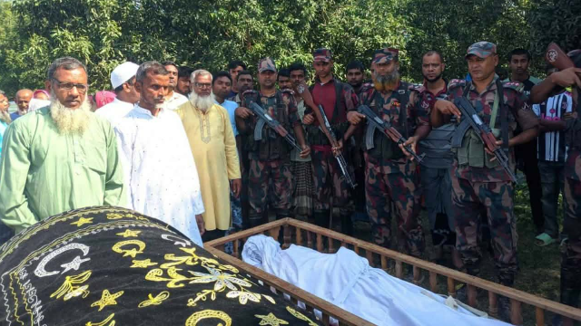 চাঁপাইনবাবগঞ্জ সীমান্তে মৃত ভারতীয় নারীর লাশ দেখলেন বাংলাদেশি আত্মীয়রা