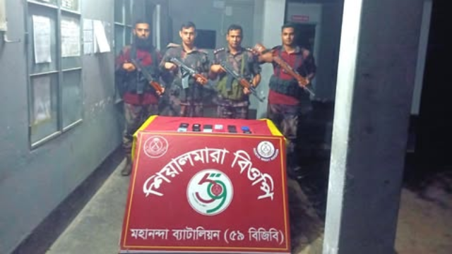 শিবগঞ্জ সীমান্তে ১২টি ভারতীয় মোবাইল ও ২৭২টি কসমেটিকস সামগ্রী আটক