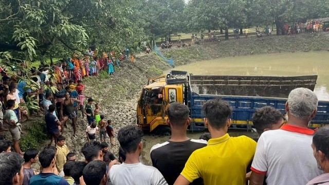 শিবগঞ্জে ট্রাক খাদে পড়ে ২জন নিহত
