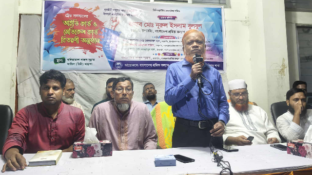 চাঁপাইনবাবগঞ্জে শ্রমিক কল্যাণ ফেডারেশনের উদ্যোগে শ্রমিকদের আইডি ও মেডিকেল কার্ড বিতরণ