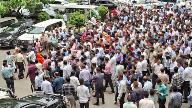 অধ্যাদেশ বাতিলের দাবিতে সচিবালয়ে মঙ্গলবারও বিক্ষোভ করবেন কর্মচারীরা