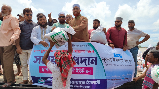 চাঁপাইনবাবগঞ্জে বন্যার্ত ৭৫০ পরিবারকে খাদ্য সহায়তা দিলেন নূরুল ইসলাম বুলবুল
