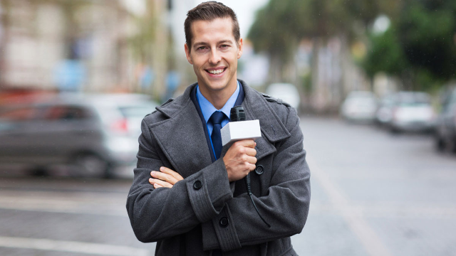 সাংবাদিকের সঙ্গে প্রেম করার ১১ সুবিধা