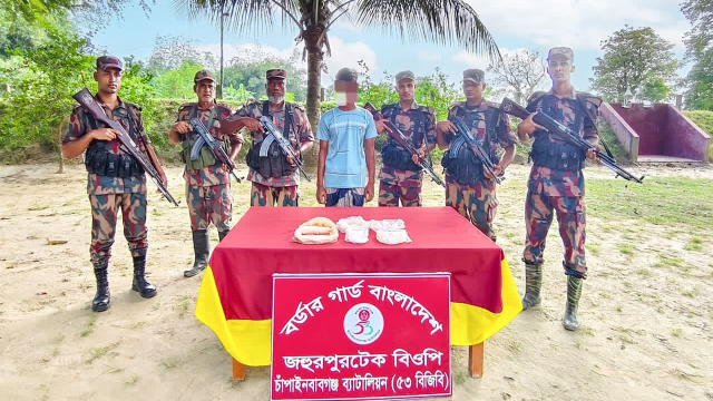 চাঁপাইনবাবগঞ্জ সীমান্তে গানপাউডার ও ককটেল তৈরির সরঞ্জামসহ যুবক আটক