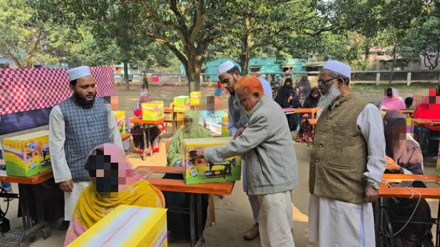চাঁপাইনবাবগঞ্জে ২১ নারীর হাতে সেলাই মেশিন তুলে দিলেন নূরুল ইসলাম বুলবুল