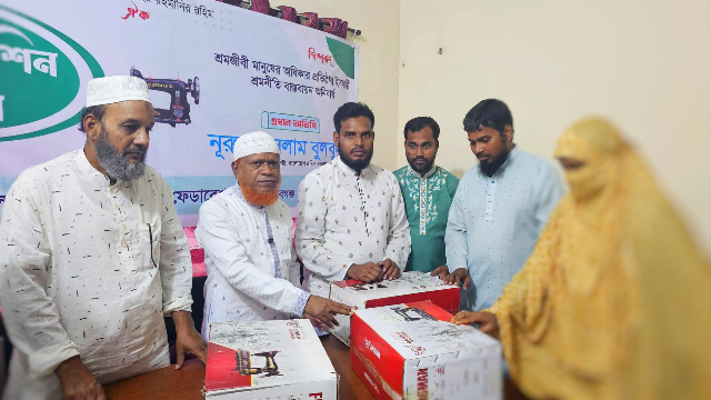 চাঁপাইনবাবগঞ্জ পৌরসভা শ্রমিক কল্যাণ ফেডারেশনের উদ্যোগে সেলাই মেশিন বিতরণ