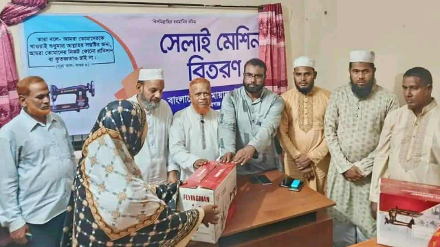 নারীদের কর্মসংস্থান সৃষ্টির লক্ষ্য ৬ নারীকে সেলাই মেশিন বিতরণ করেন জামায়াত নেতা নূরুল ইসলাম বুলবুল