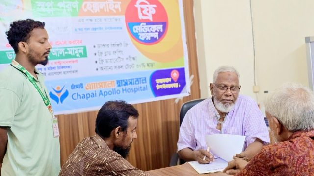চাঁপাইনবাবগঞ্জে স্বপ্ন পূরণ হেল্পলাইনের উদ্যোগে ফ্রি মেডিকেল ক্যাম্প