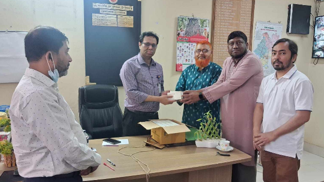 চাঁপাইনবাবগঞ্জ জেলা হাসপাতালের তত্ত্বাবধায়কের নিকট এনডিএফের পক্ষ থেকে হাম রোগীদের জন্য ২ হাজার ভিটামিন ‘এ’ ক্যাপসুল হস্তান্তর