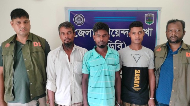 নাচোলে ভ্যানচালককে গলা কেটে হত্যার ঘটনায় তিনজন গ্রেফতার