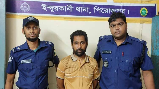 সাঈদীর রায়ে মিষ্টি বিতরণকারী আ’লীগ নেতাকে মিষ্টি খাইয়ে গণপিটুনি