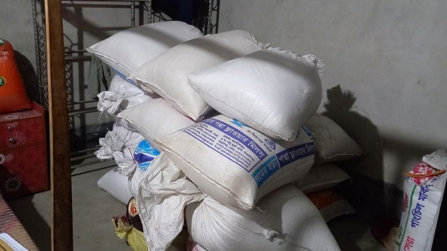 ইসলামপুর ইউনিয়ন পরিষদের পাশের বাড়ি থেকে ১৭ বস্তা ভিজিএফ চাল উদ্ধার